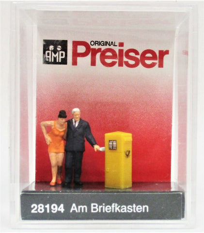 HO Scale Preiser Kg 28194 Couple At the Mailbox Figure